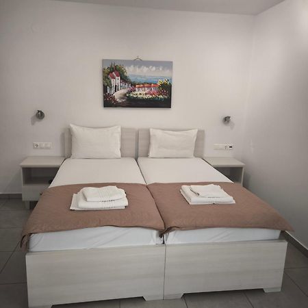 Alexia Rooms Palaiochora Exteriör bild
