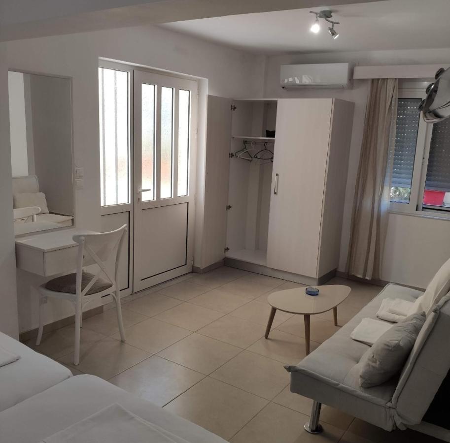 Alexia Rooms Palaiochora Exteriör bild