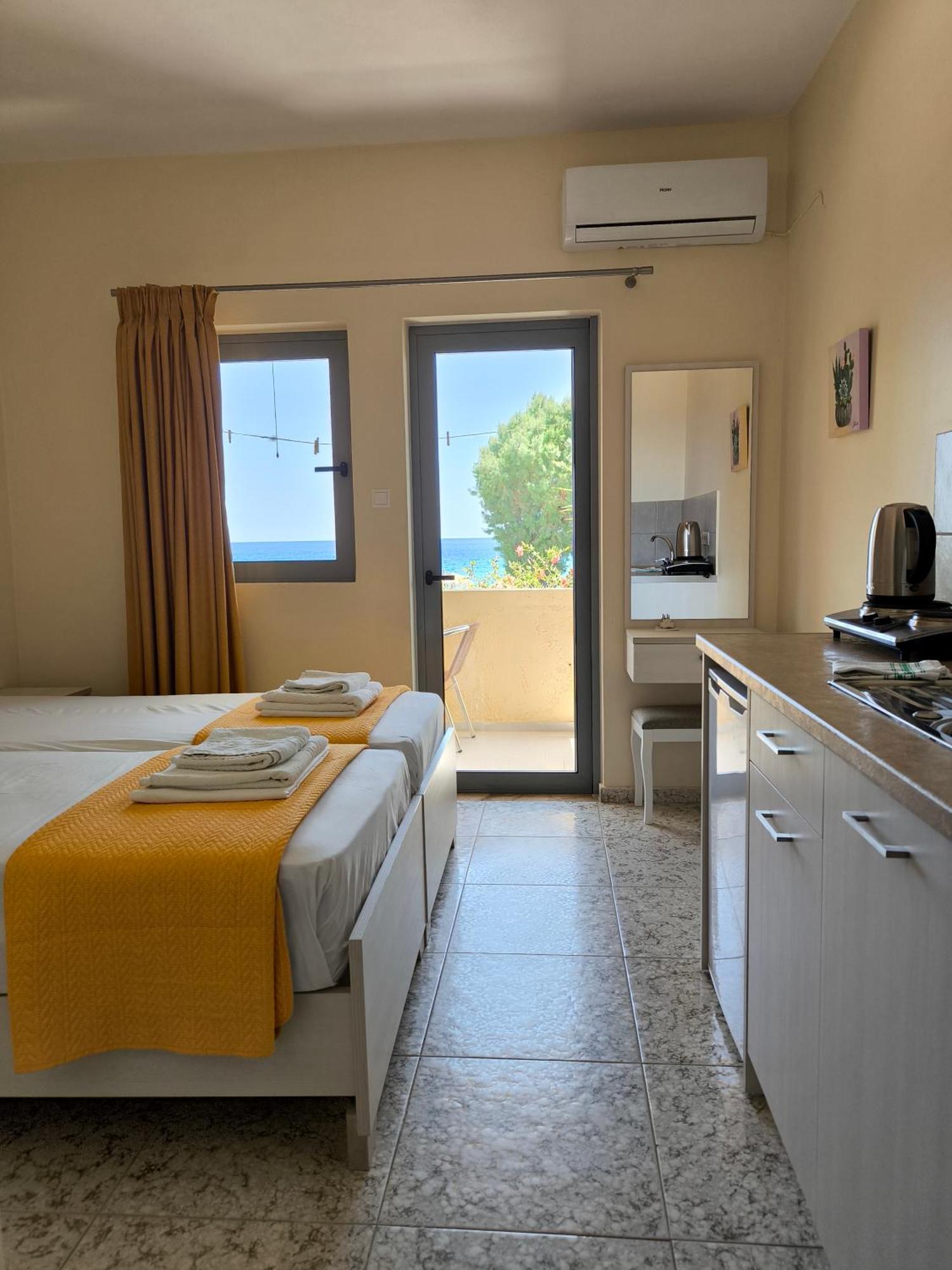 Alexia Rooms Palaiochora Exteriör bild