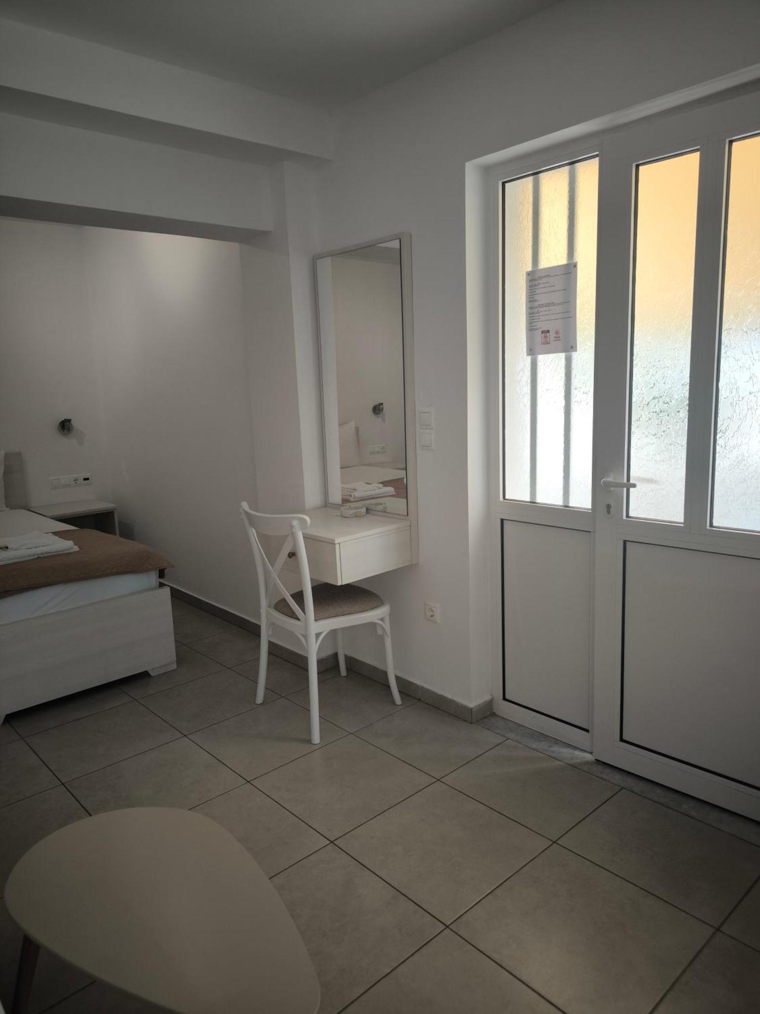 Alexia Rooms Palaiochora Exteriör bild