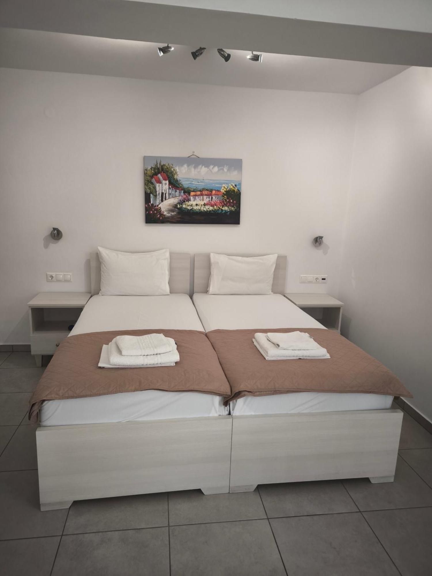 Alexia Rooms Palaiochora Exteriör bild