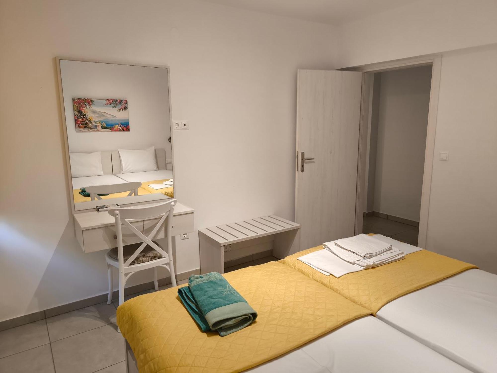 Alexia Rooms Palaiochora Exteriör bild