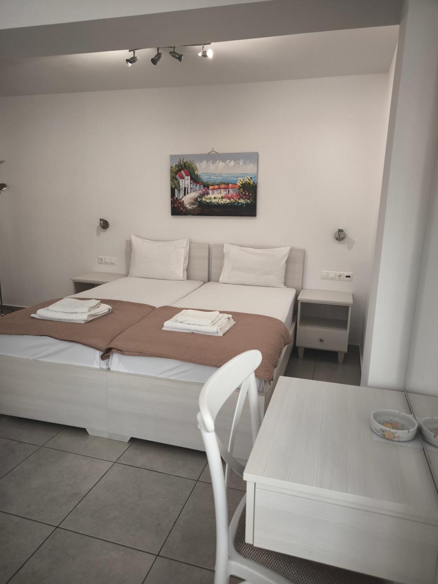 Alexia Rooms Palaiochora Exteriör bild